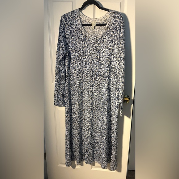 sahalie Dresses & Skirts - Sahalie Floral Long Sleeve Sweater Dress in Blue and White